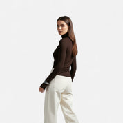 Blusa de cuello alto con detalle fruncido: estilo elegante para ir a la oficina o a la cena. 2