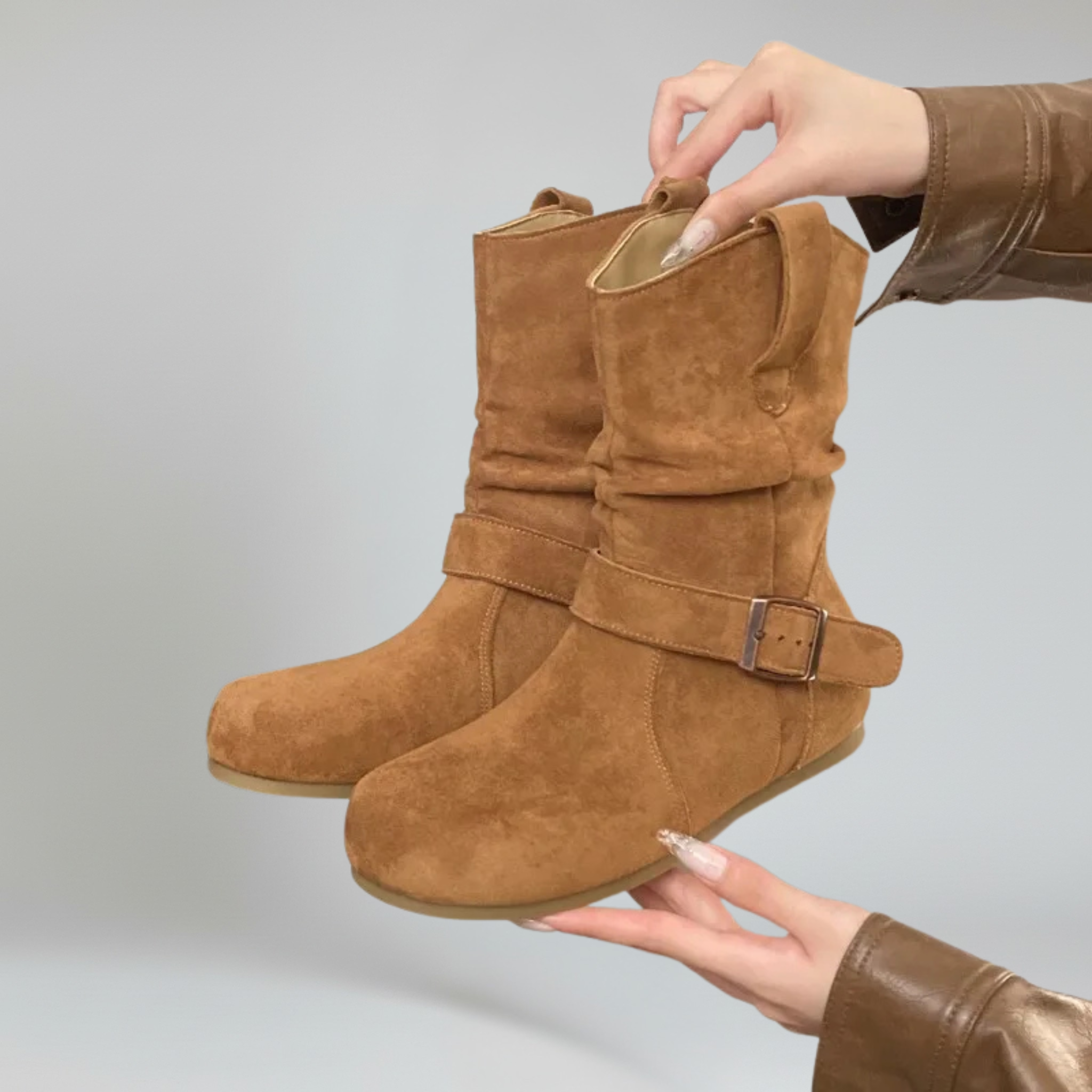 Botas planas para mujer color piel, talla grande, sintéticas, diseño plisado. 0