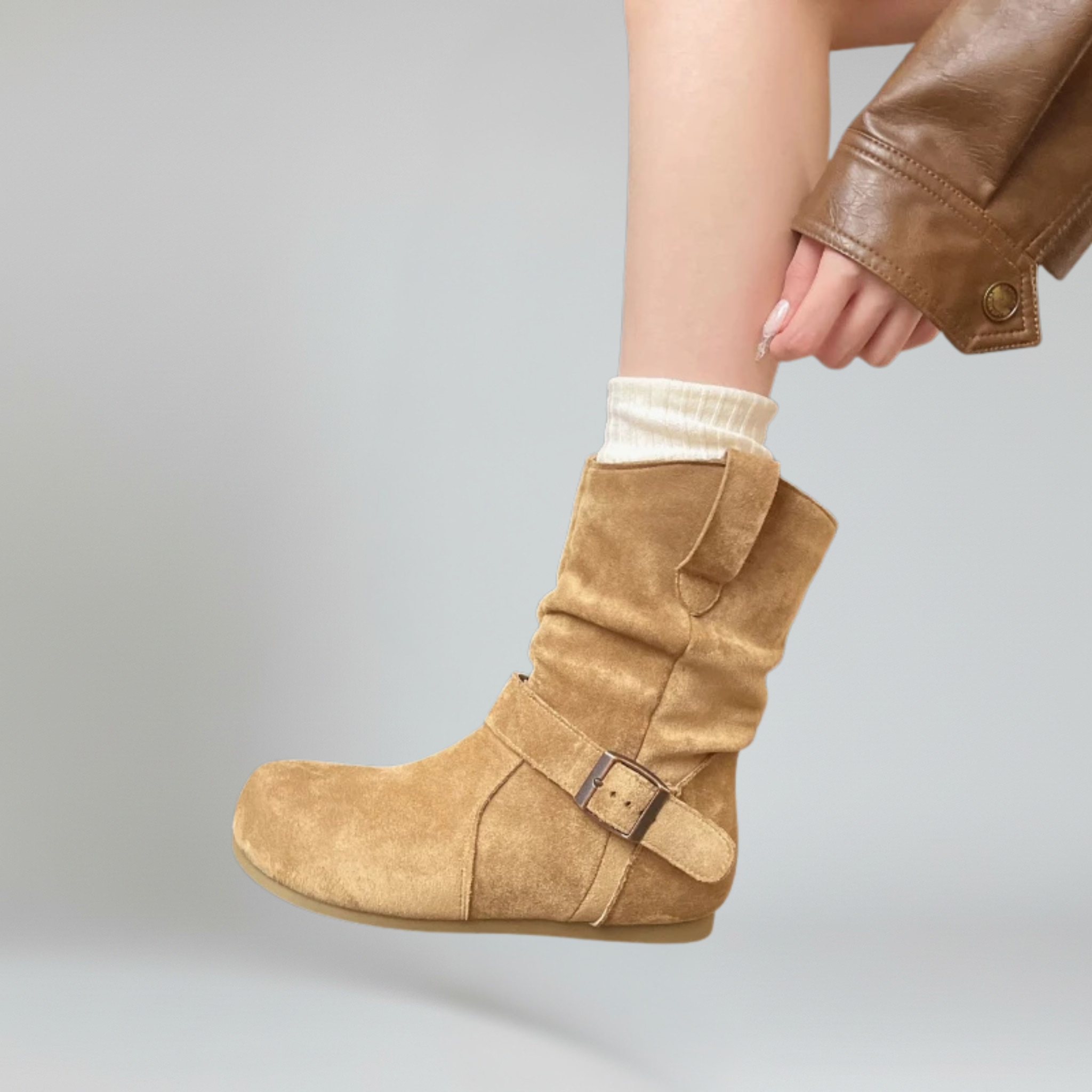 Botas planas para mujer color piel, talla grande, sintéticas, diseño plisado. 1