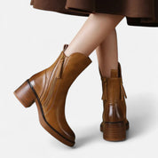 Botines negros con cremallera: calzado elegante de invierno 8