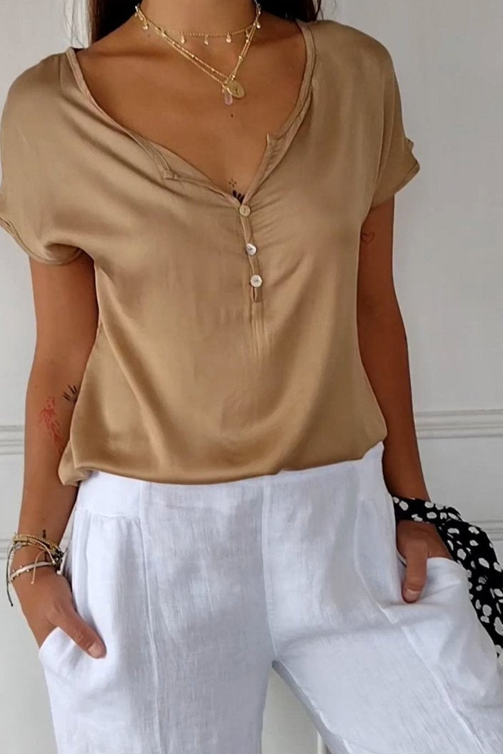 Camisa con cuello en V y botones: estilo casual para el día a día 0