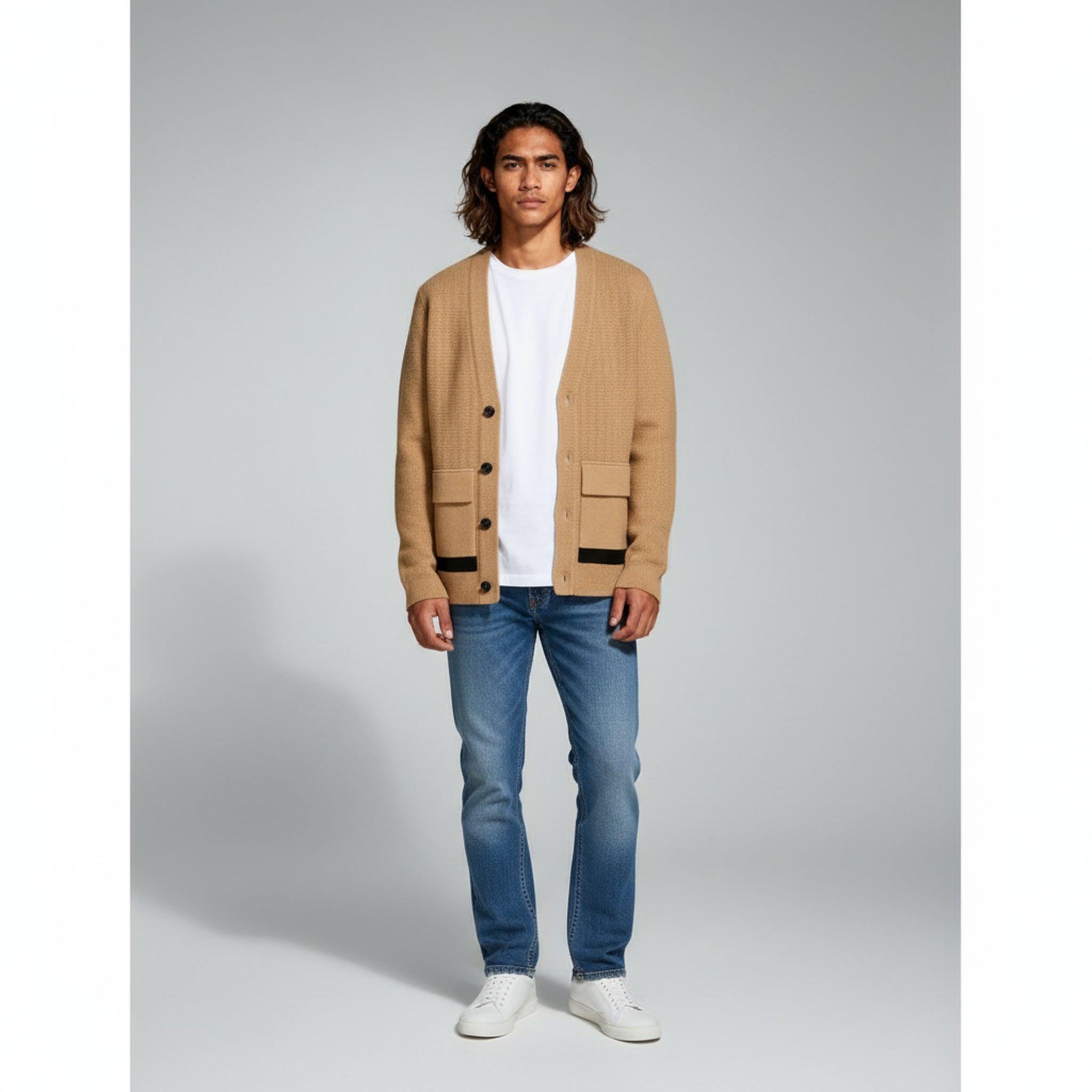 Cárdigan de punto para hombre con bolsillos utilitarios en color camel con contraste negro 1