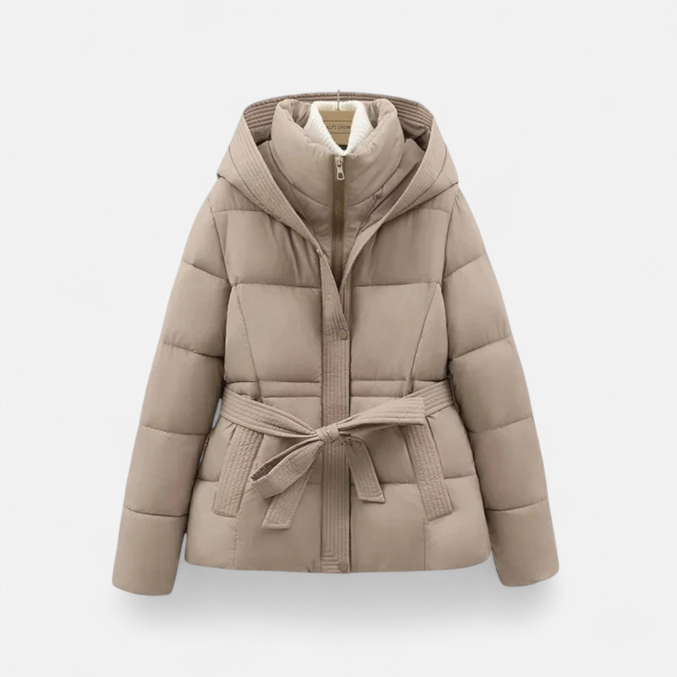 Chaqueta acolchada con cinturón: prenda esencial y elegante para el invierno. 0