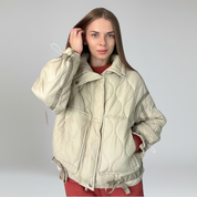 Chaqueta acolchada con cuello alto y bolsillos de parche: estilo invernal acogedor 2