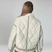 Chaqueta acolchada con cuello alto y bolsillos de parche: estilo invernal acogedor 3