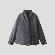 Chaqueta cruzada con lazo en la cintura: estilo de capas sin esfuerzo 0