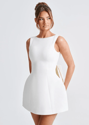 Minivestido con detalle de perla: look elegante para cóctel 4