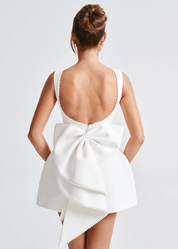 Minivestido con detalle de perla: look elegante para cóctel 6