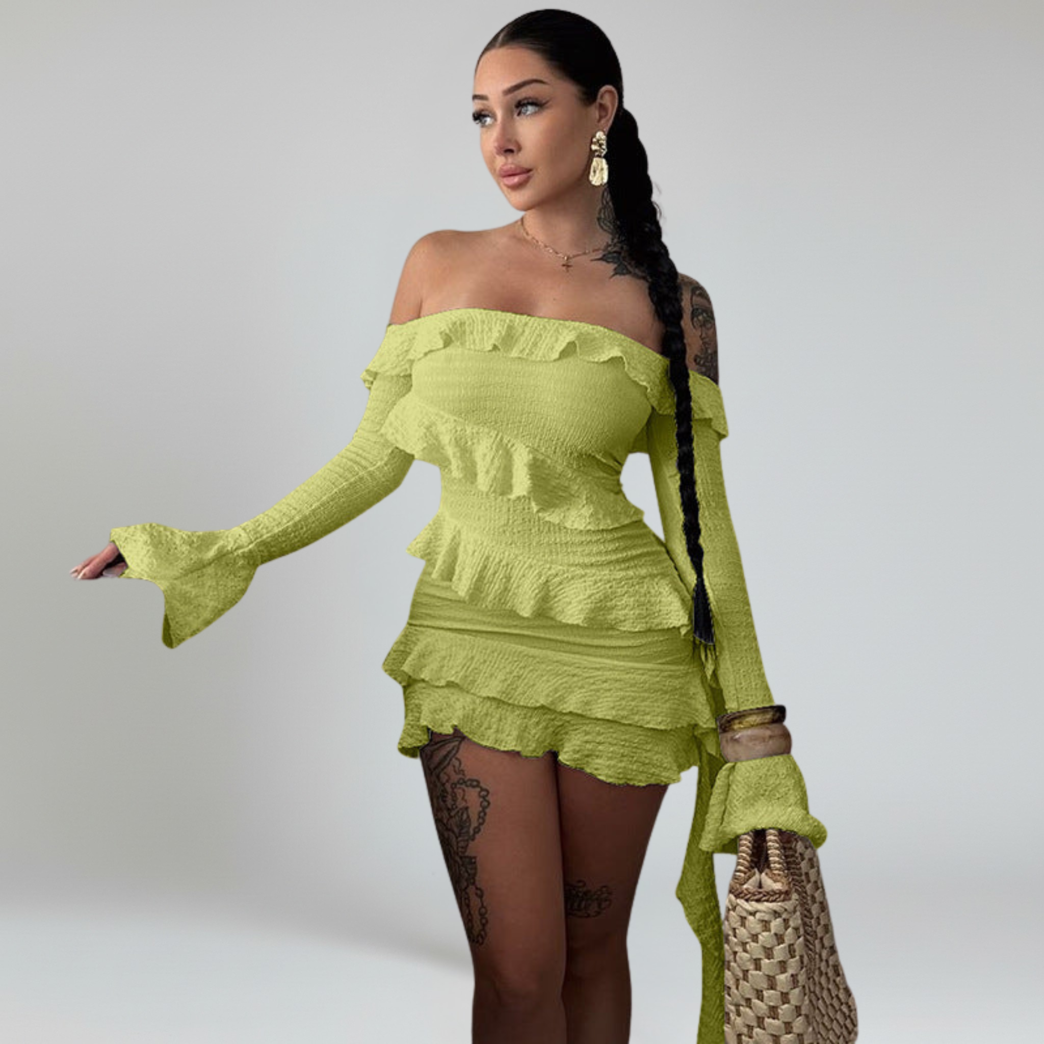 Minivestido con volantes en los hombros – Look elegante para fiesta