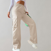 Pantalones cargo para mujer: corte holgado y cintura elástica para un estilo urbano. 4