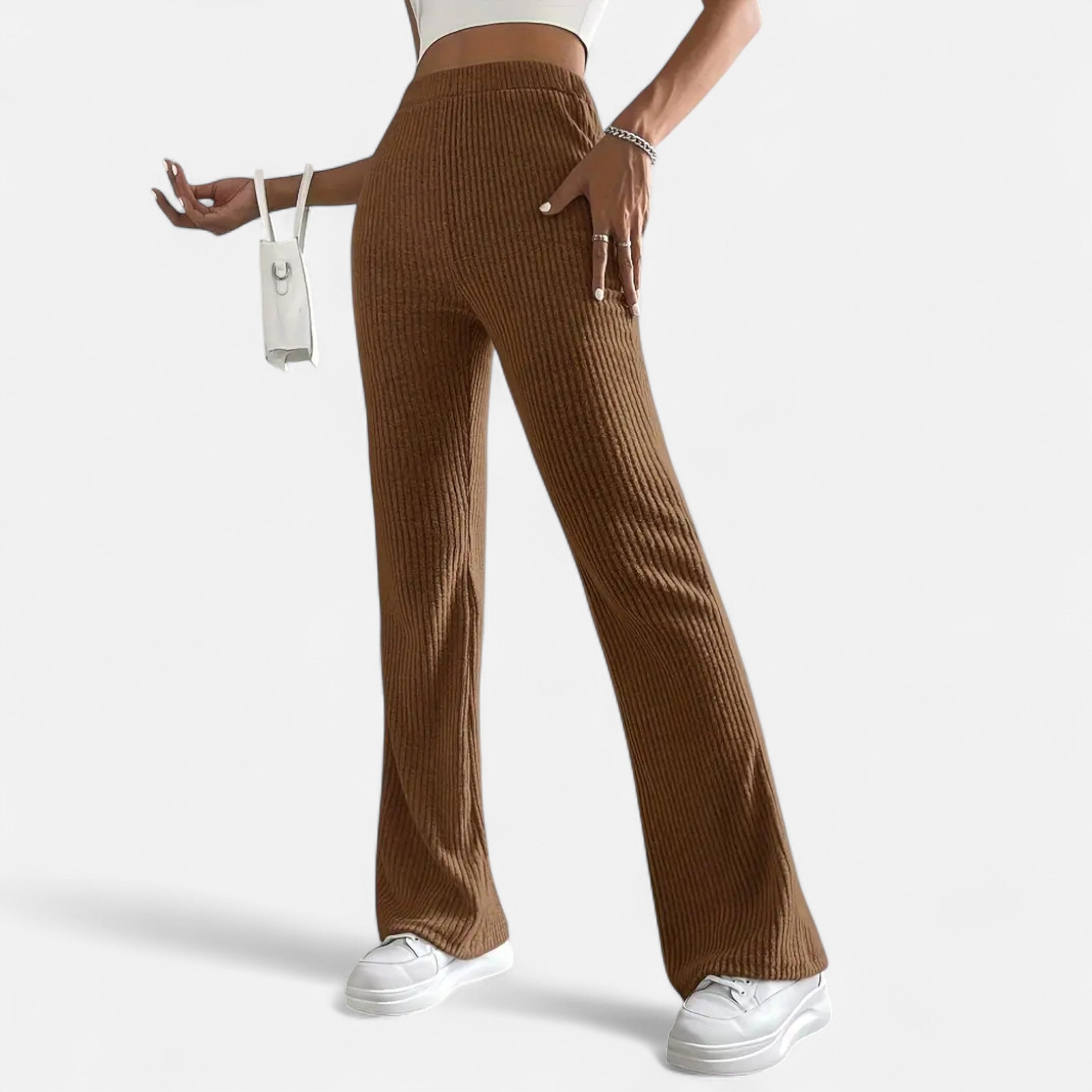 Pantalones de cintura alta y pierna acampanada: estilo sofisticado para el trabajo 10