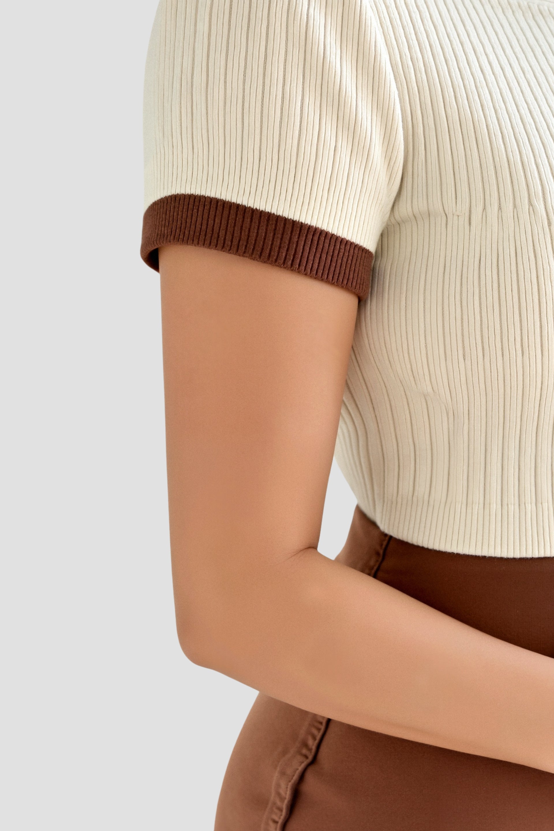 Polo de mujer con bloques de color y cuello con muesca 5