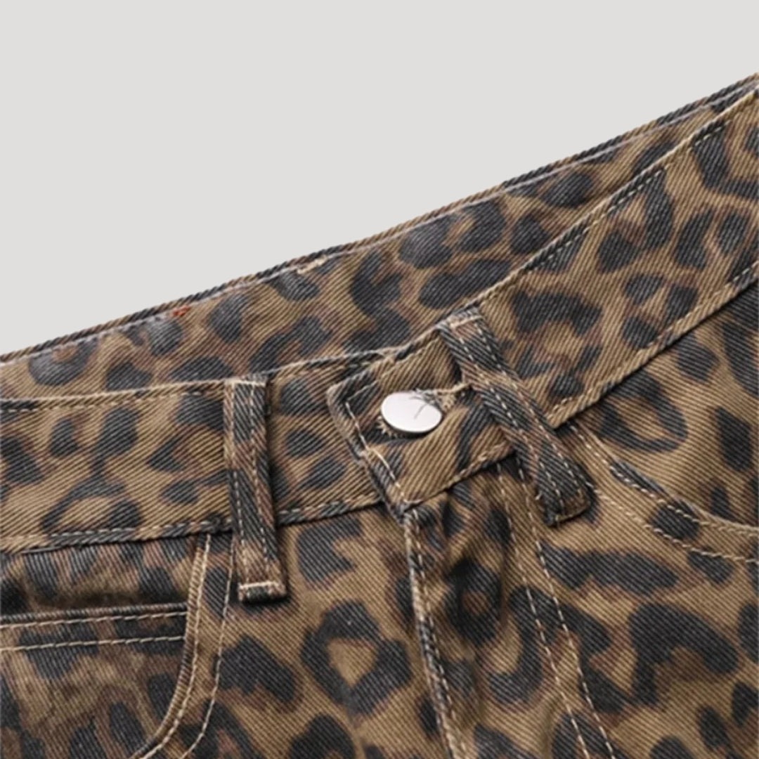 Vaqueros rectos con estampado de leopardo: estilo casual y vanguardista 3