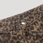 Vaqueros rectos con estampado de leopardo: estilo casual y vanguardista 3