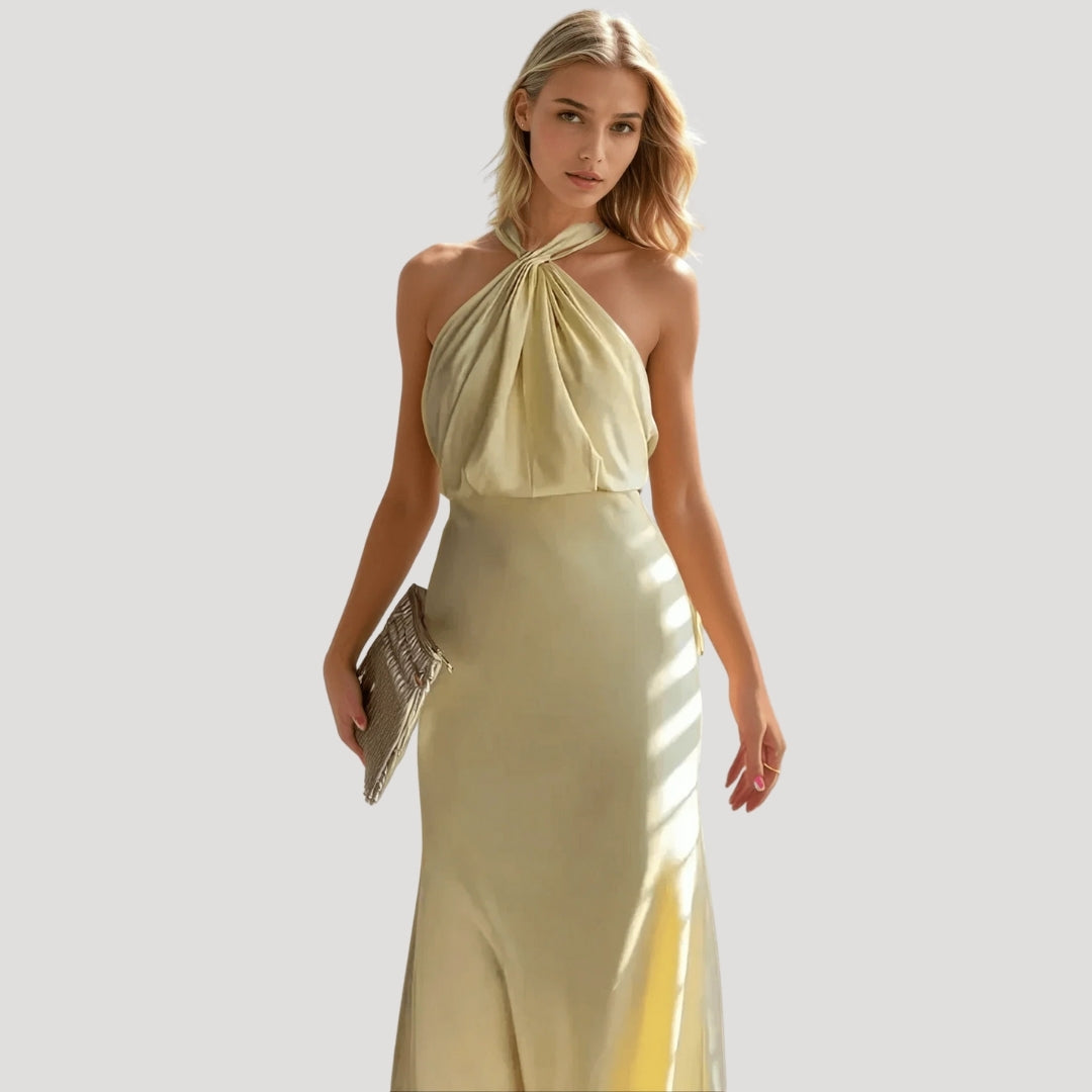 Vestido largo con cuello halter y escote torcido: look elegante para invitada de boda 0