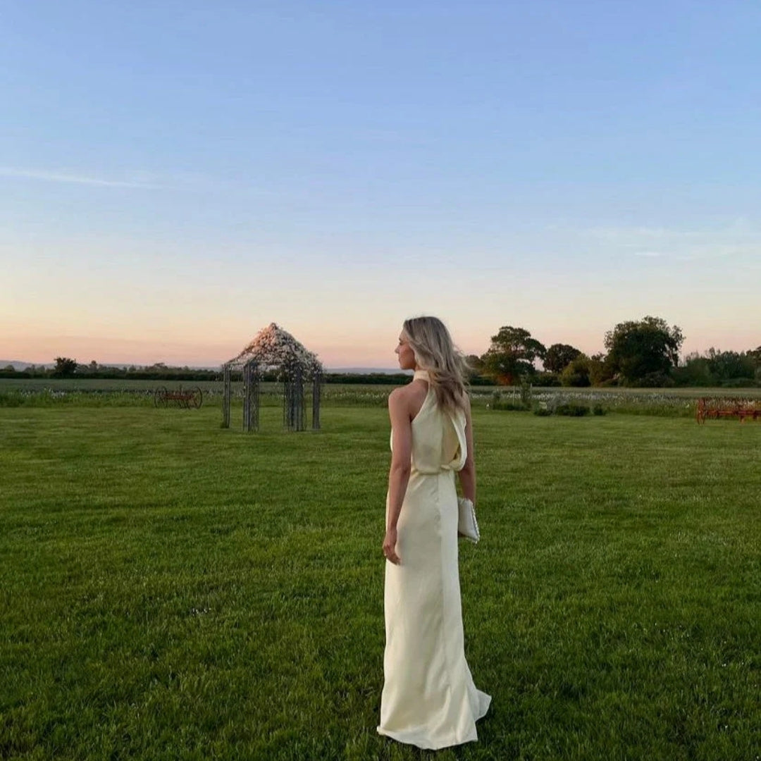 Vestido largo con cuello halter y escote torcido: look elegante para invitada de boda 1