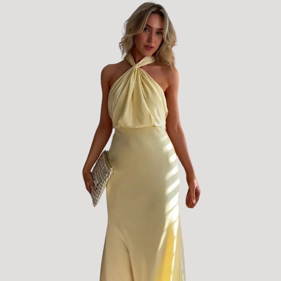 Vestido largo con cuello halter y escote torcido: look elegante para invitada de boda 2