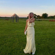 Vestido largo con cuello halter y escote torcido: look elegante para invitada de boda 3