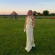 Vestido largo con cuello halter y escote torcido: look elegante para invitada de boda 4