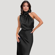 Vestido largo de satén con cuello halter: look elegante para invitada de boda 0