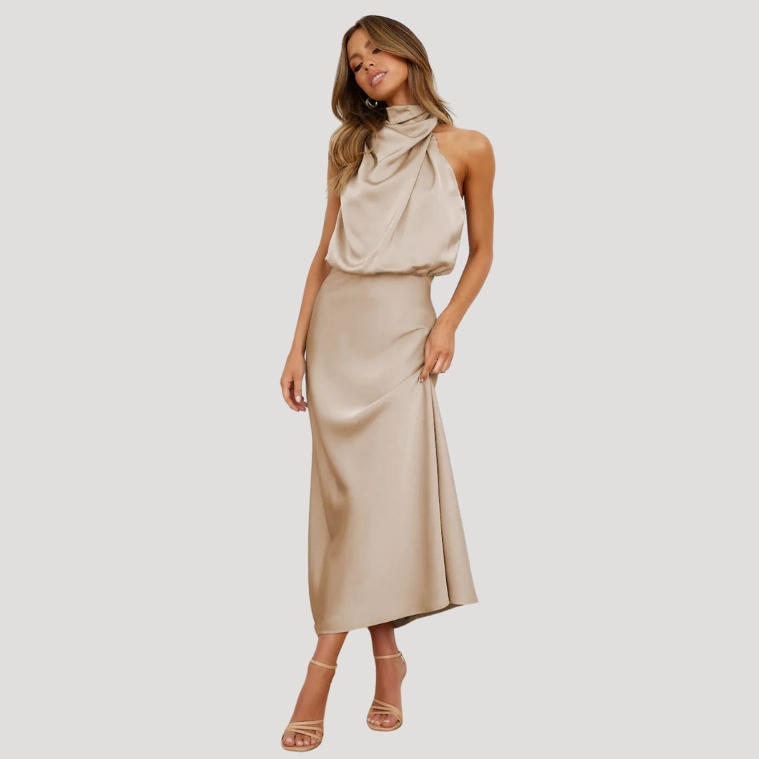 Vestido largo de satén con cuello halter: look elegante para invitada de boda 12
