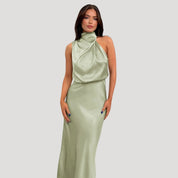 Vestido largo de satén con cuello halter: look elegante para invitada de boda 3