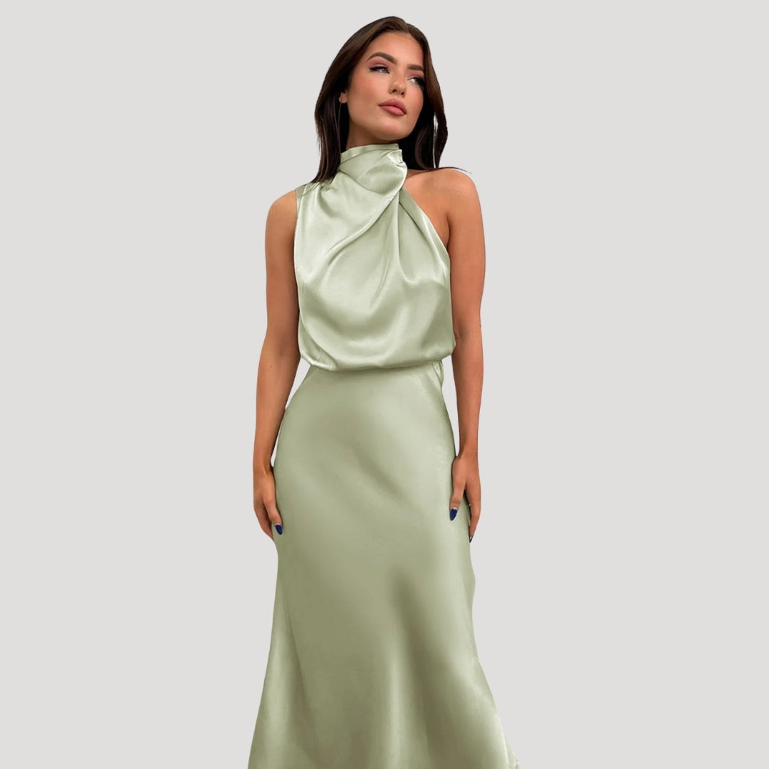 Vestido largo de satén con cuello halter: look elegante para invitada de boda 4