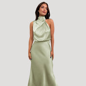 Vestido largo de satén con cuello halter: look elegante para invitada de boda 4