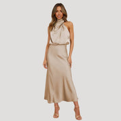 Vestido largo de satén con cuello halter: look elegante para invitada de boda 7