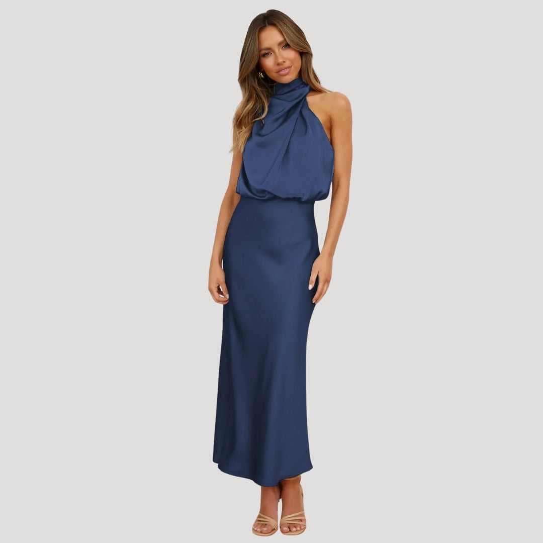 Vestido largo de satén con cuello halter: look elegante para invitada de boda 8