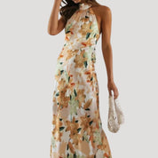Vestido largo floral con cuello halter: elegante estilo playero para verano. 2