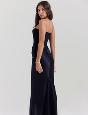 Vestido largo sin tirantes con falda de satén: look elegante de noche 8