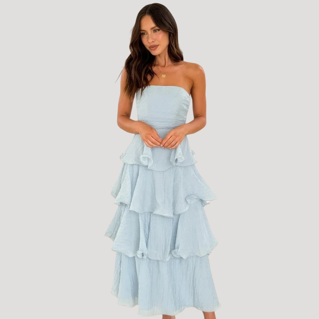 Vestido largo sin tirantes con volantes en capas para una ocasión elegante de verano 1