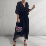 Vestido midi fluido y cruzado: look elegante de noche 2