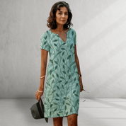 Vestido recto con estampado de hojas: look casual para el día a día 0