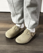 Zuecos para hombre con plantilla de corcho y correa ajustable: cómodos y sin cordones. 7